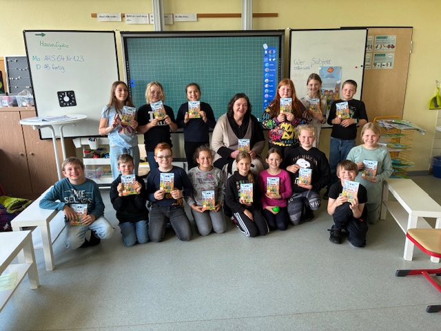 Die vierte Klasse der Grundschule Boos freut sich über den Comicroman „Cool wie Bolle“