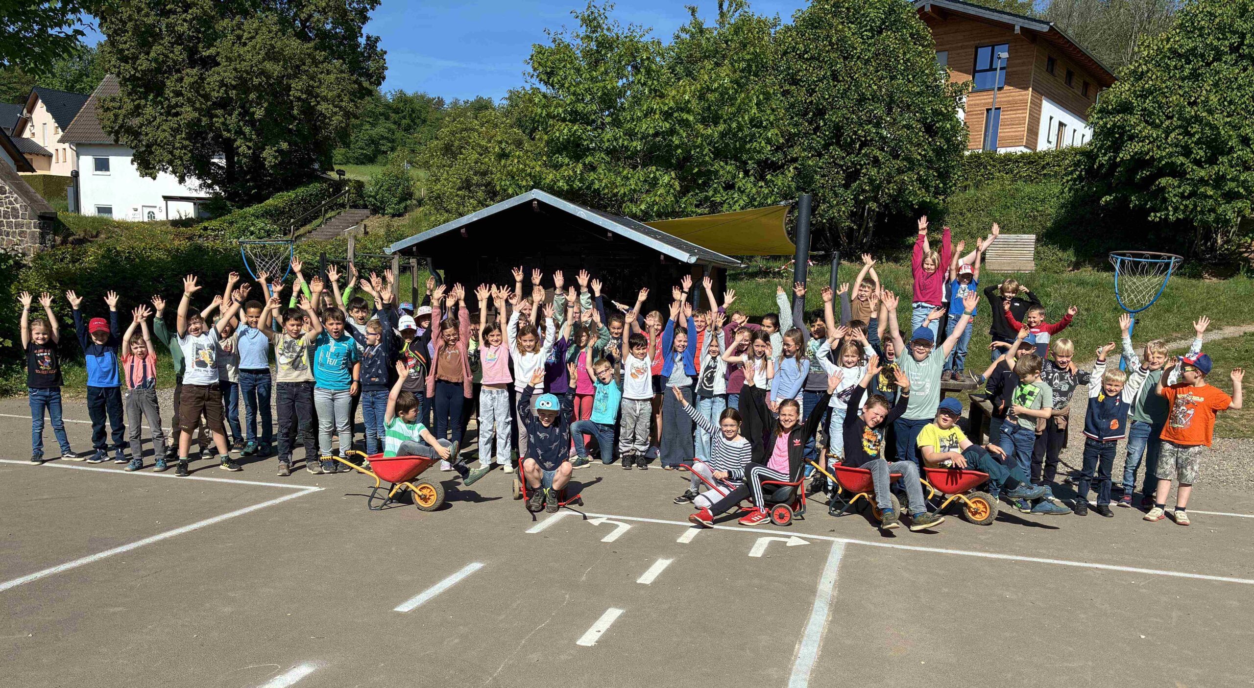 Gruppenfoto mit den Schülerinnen und Schülern der Grundschule Boos auf dem Pausenhof.