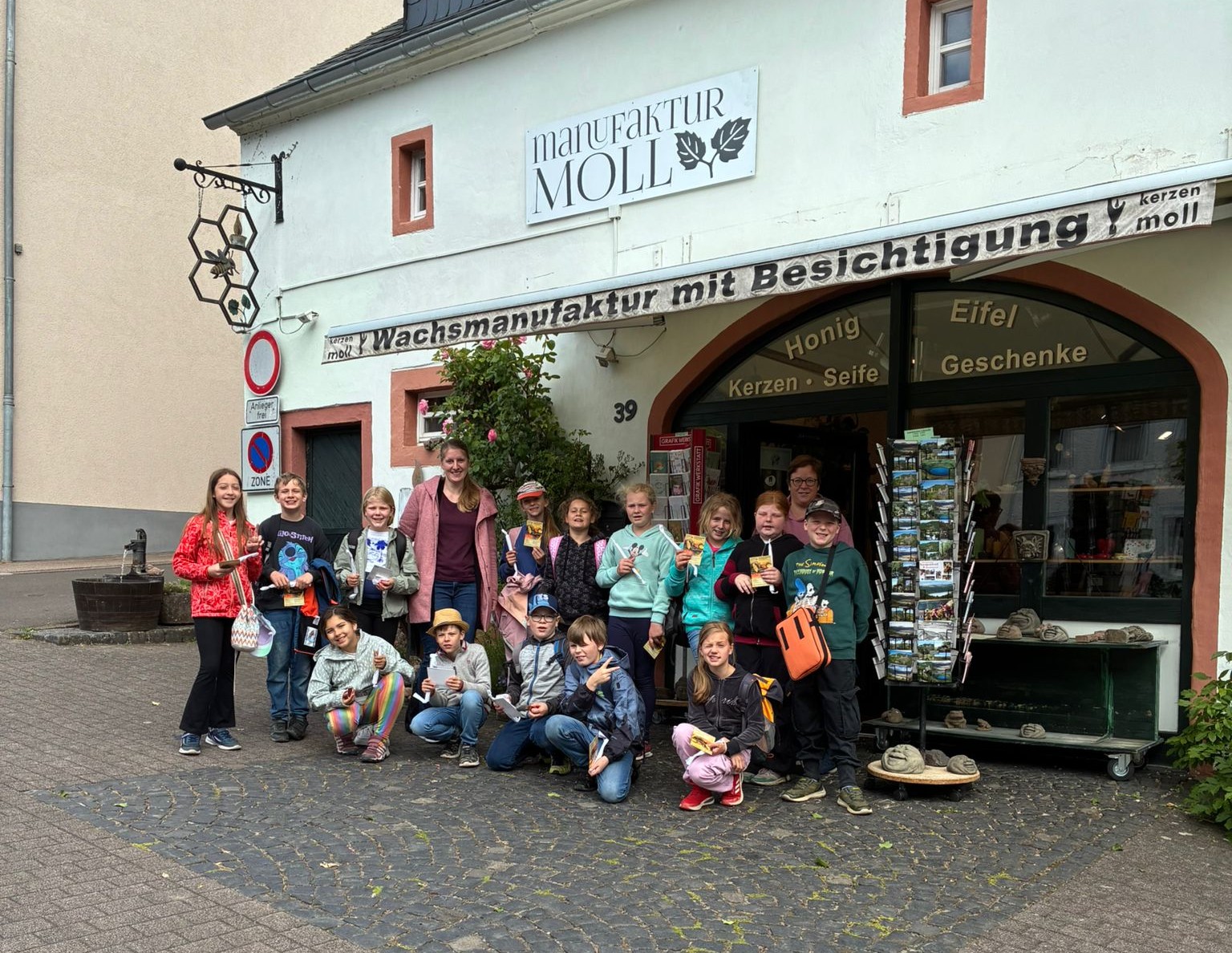 Ein Gruppenfoto mit der 4. Klasse vor der Kerzenmanufaktur.