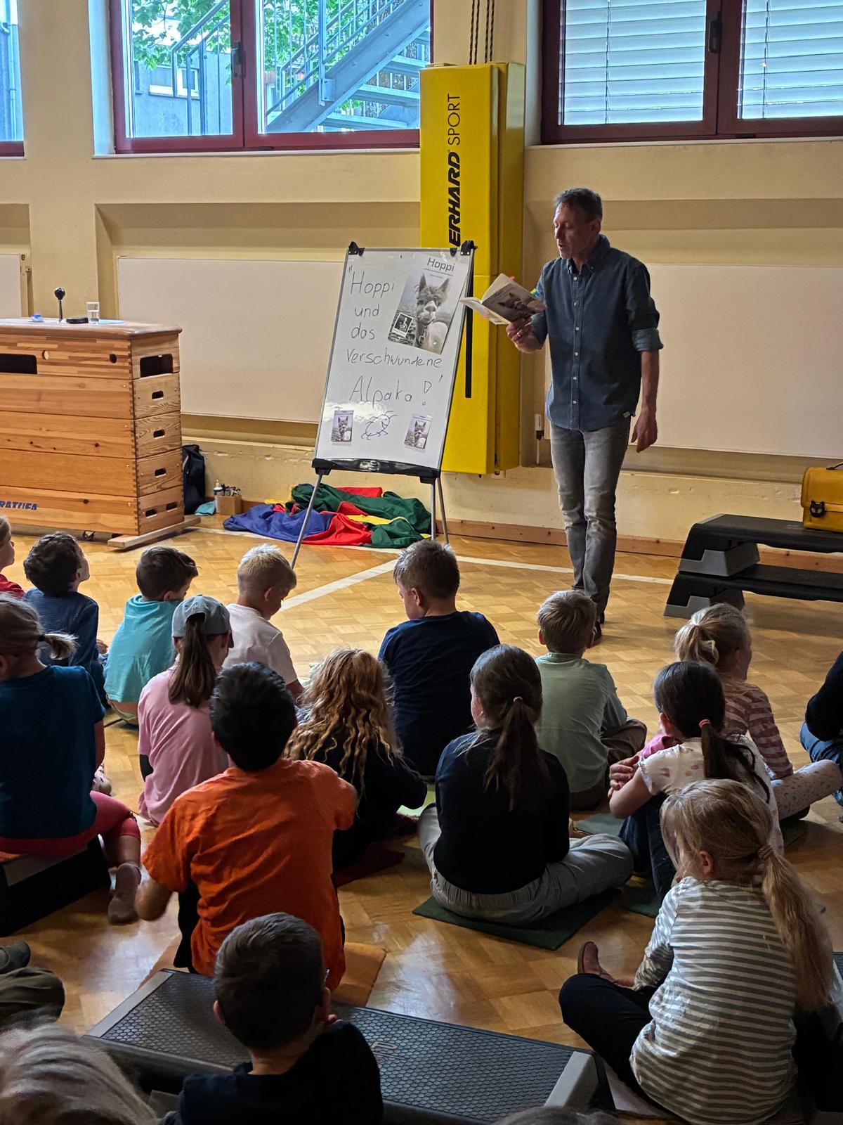 Autorenlesung begeistert Grundschulkinder in Boos