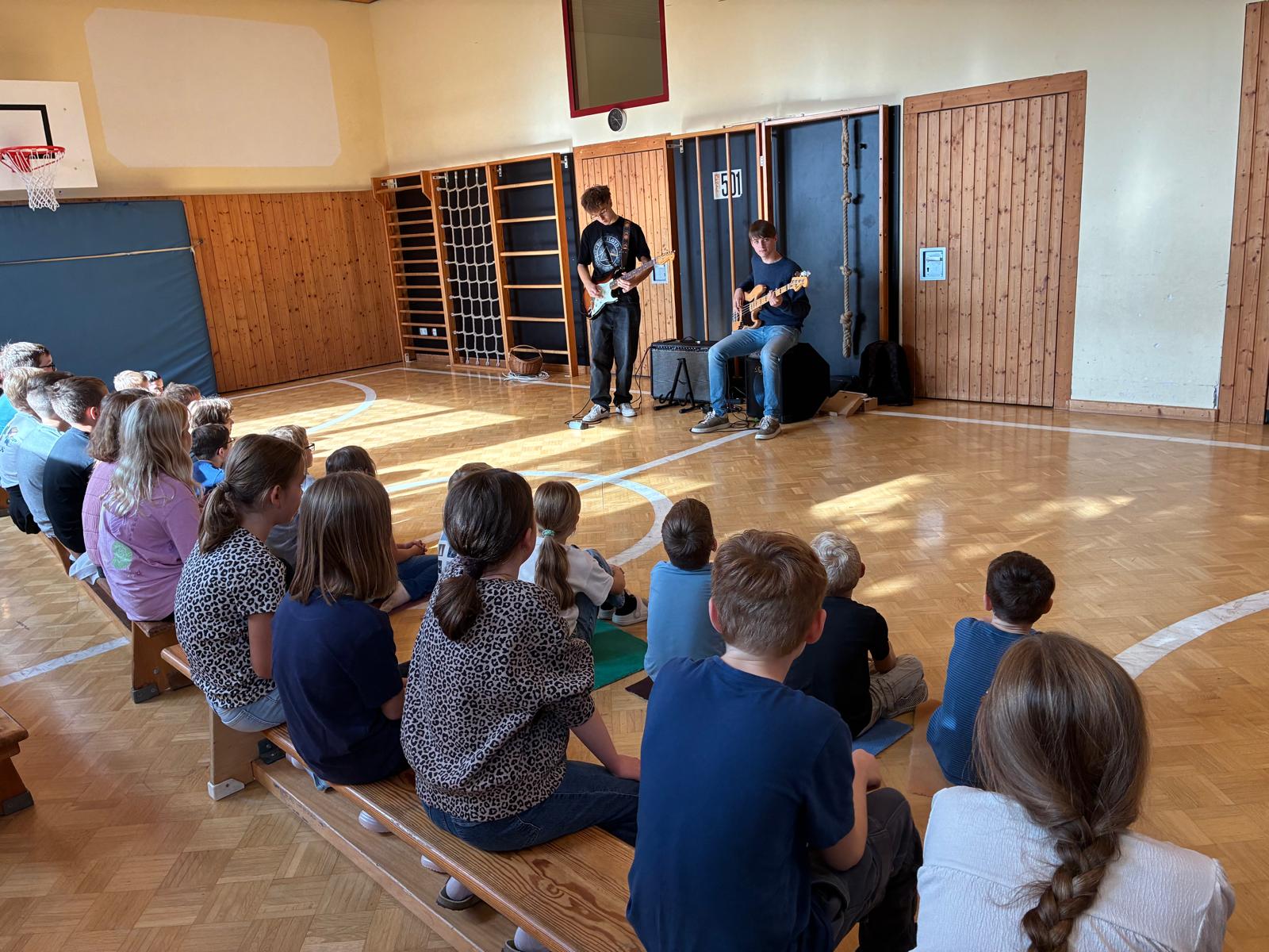 We Will Rock You in der Grundschule Boos