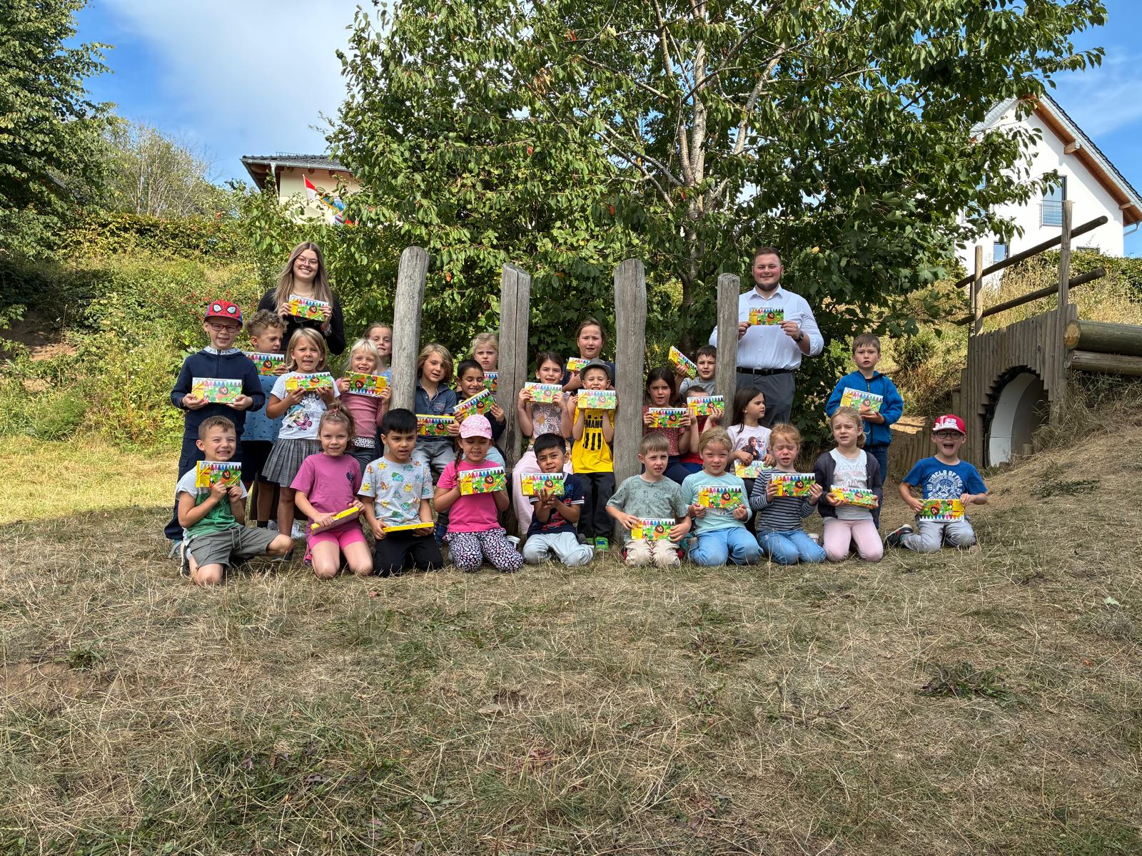 Volksbank beschenkt Erstklässler der Grundschule Boos